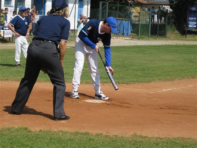 Il mitico Leva, al suo rientro effettivo in campo, si prepare a sfoderare una saettante battuta!